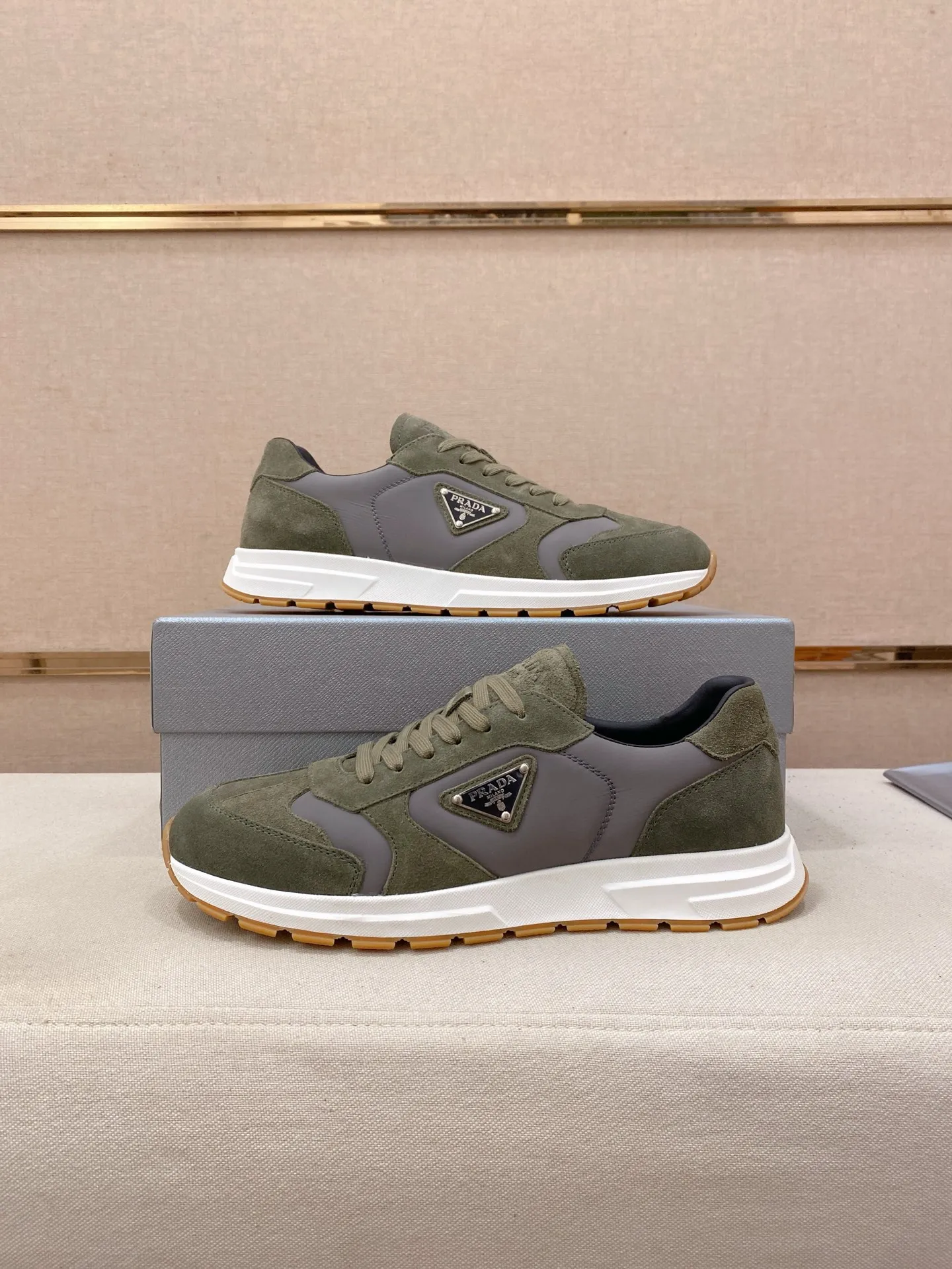 Men's Men's Shoes 💰 620💰 ✔️✔️✔️High version High-quality new PRADA (Prada) counters are launched simultaneously. The new men's shoes and 😘fabrics are selected from first-layer cowhide fabrics. Lining: Imported cowhide leather lining. 👍🏿High-end☄️Open-molded non-slip rubber outsole, exquisite lines, simple and elegant, comfortable and high-end for leisure travel. Code number: 38 to 45